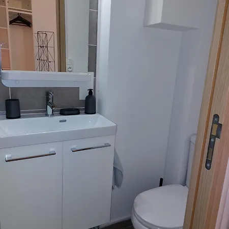 Entierement Equipe Avec Balcon Et Acces Jardin شقة