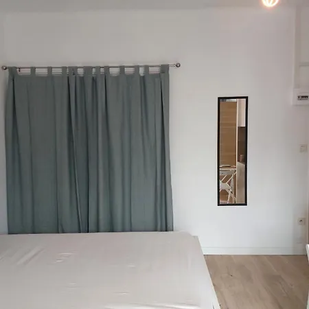 公寓 Entierement Equipe Avec Balcon Et Acces Jardin *