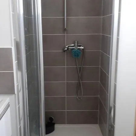 公寓 Entierement Equipe Avec Balcon Et Acces Jardin